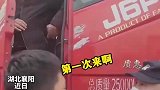 外地大货车跟着导航误入市区，交警温情执法耐心指路