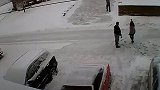 美国：一男子与邻居夫妻因铲雪争吵，持枪将两人杀害后自杀