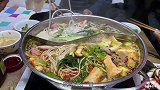 大外孙来姥姥家，姥姥喜欢的准备了香辣火锅，一家人吃香了