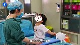 2岁女童把豇豆塞进鼻孔哭闹不止 医生护士用手术套自制哄娃神器
