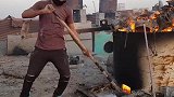 伊拉克废旧金属熔化再利用，没见过的快来看