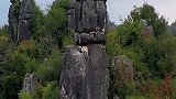 大山上的奇石，仿佛人工雕琢的宝塔