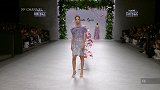 这才是真正的美女，高挑的身段，很适合穿紫色服装！