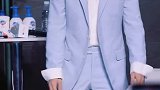 李汶翰一身纯色衣服显得更加精神有活力