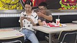 网友快餐店吃饭遇见一对情侣