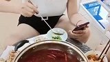 这就是边吃饭，边玩手机的下场，看你还敢不敢了