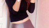 光面紧身裤，更显美女身材丰满性感了