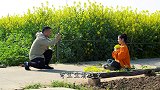 农村小伙为追女神乱采油菜花，不料招蜂引蝶自食恶果
