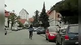 国外女司机失误操作,神奇的驾驶技术