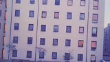 一个人在写作，一个人看窗外。