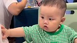 萌娃拉着妈妈指着菜单表示我要这个，没想到妈妈直接隔空投喂