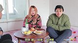 老丈人摆麻将：抽出一张麻将不倒送女儿，傻小伙做法太逗了
