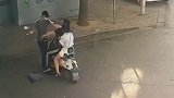石家庄一男子遭“情敌”当街割喉 女友崩溃跪地求饶