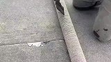 工人在天台做防水，网友见状议论纷纷