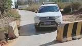 车主对自己的车技很有自知之明，宁愿绕道也要保护爱车