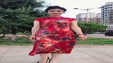 穿着旗袍连衣裙，优雅气质