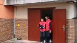太暖人心了，男生把自己的伞给了旁边的女生