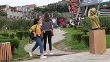 国外恶搞：对路边的美女恶作剧，旁边人大呼放开女孩让我来