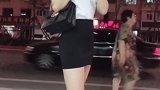 美女一身白色衬衫搭配黑色包臀裙，气质真没得说！