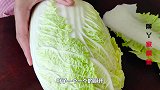 白菜里加1块豆腐，学会这样做，真是太香了，营养下饭又解馋
