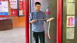 小哥在中国拜师学艺后，在悉尼唐人街表演戏法，有人看出破绽吗？魔术 澳骄攻略