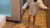 闺蜜聚会，这才是晚上的重头戏，看谁能逃过美女的魔爪