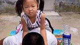 向往的童趣：爸爸给女儿装娃娃机