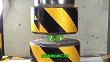 1000张扑克遇上液压机会怎样？小伙亲测，结果出乎意料！