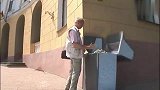 国外恶搞，取款机出故障露出一大堆钞票，顾客又惊又喜