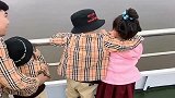 妹妹来了之后，哥哥就再也不看二胎弟弟一眼了，这一幕老娘无语了