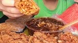 小姐姐吃春卷皮包火鸡面，看她吃的这么带劲，真想尝试下