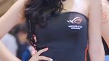 美女车模抹胸紧身包臀裙穿上大秀身材，养眼又让人着迷