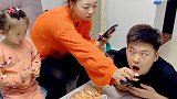 一个眼神还没有小棉袄明白事呢