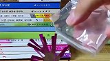 男子将液体倒在树上，等待圣诞树结雪花
