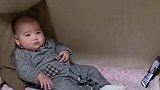 小宝宝太不听话了，妈妈居然将宝宝关进衣柜，接下来的画面好逗啊