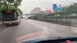 男子开老年代步车在高速辅路逆行 后续来了！刑拘了！