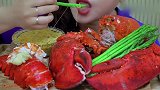 美食分享，啃食厚壳龙虾肉，蘸酱品尝非常赞