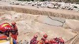 匍匐前进的脊梁！甘肃榆中等地遭遇连续强降雨引发山洪，消防员为搜寻被困群众，就地取材以木为桥，匍匐爬行跨越洪流……致敬逆行者，一定平安归来！