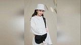 baby笑得也太甜了吧？甜美黑白造型，纤细小腿让人羡慕