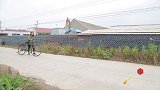 男女路上相撞互不让路，抬杠一个比一个厉害，都是人才
