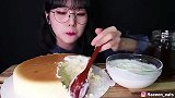 美女试吃经典芝士蛋糕配酸奶