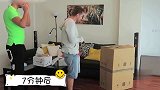 戴着恐怖面具躲在箱子里恶搞小伙伴,结果被酒瓶砸晕!