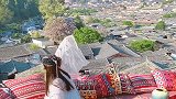 美女也是够大胆的，这里风景虽好，但四周没有墙只有一张床！
