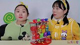 闺蜜真有“透视眼”背对糖豆机一猜一个准，赢走所有糖果太逗了