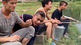 搞笑视频：小样的，你给我等着！钓个大鱼给你看看！
