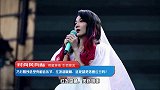 乃万婚纱造型亮相音乐节，红发超吸睛，这是就是落逃公主吗？