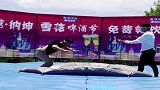 人在地上衣服怎么飞起来了