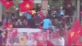 越南U23回国享英雄般礼遇 万人空巷红色国旗淹没街道