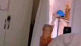 猫咪把灯罩当猫窝直接跳了进去
