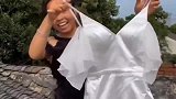 块钱买的吊带裙，小姐姐穿上之后，果然人靠衣装！